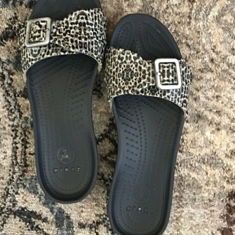 Crocs multi tone pattern slides silver hardware W8